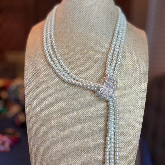 Elegant Pearl Necklace with Rhinestone, crystals and silver Silver Accents - Picture 5 of 7